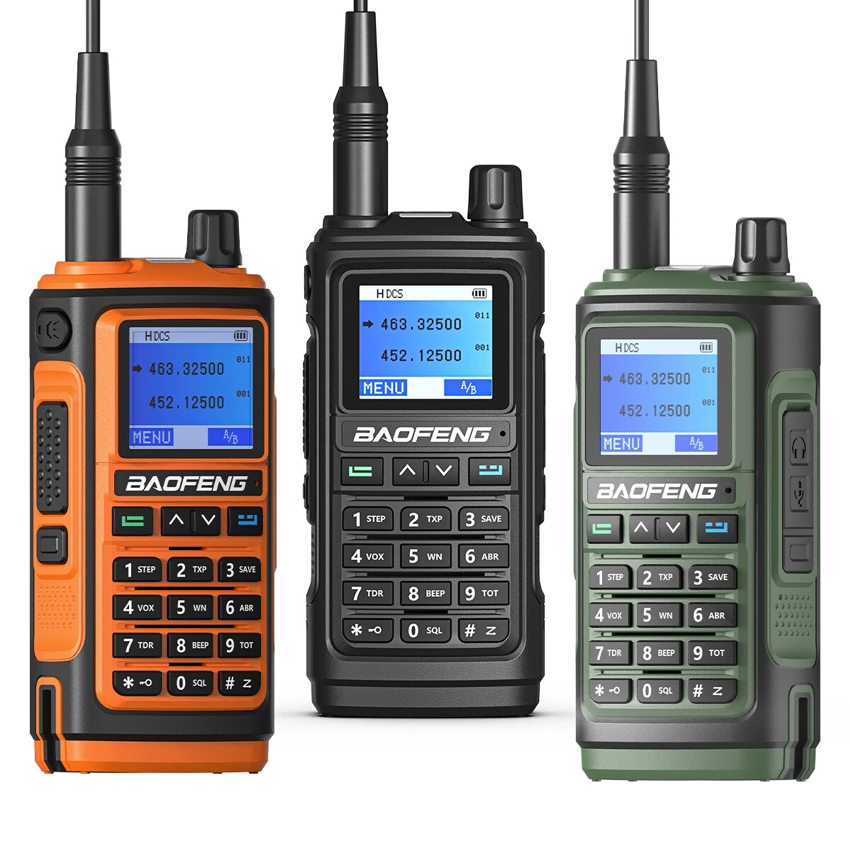 Tre Baofeng UV-17 PRO komradiosätt, i orange, svart och grön färg, med digitala skärmar och antenner.