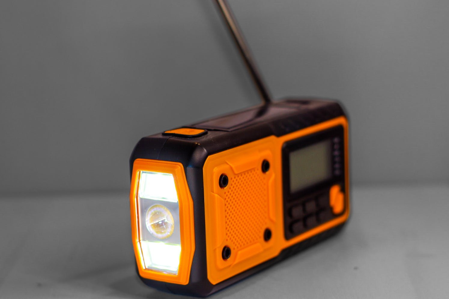 Nödradio FM med Powerbank 4000mAh - TESTVINNARE I AFTONBLADET PLUS TEST - Mylar.se