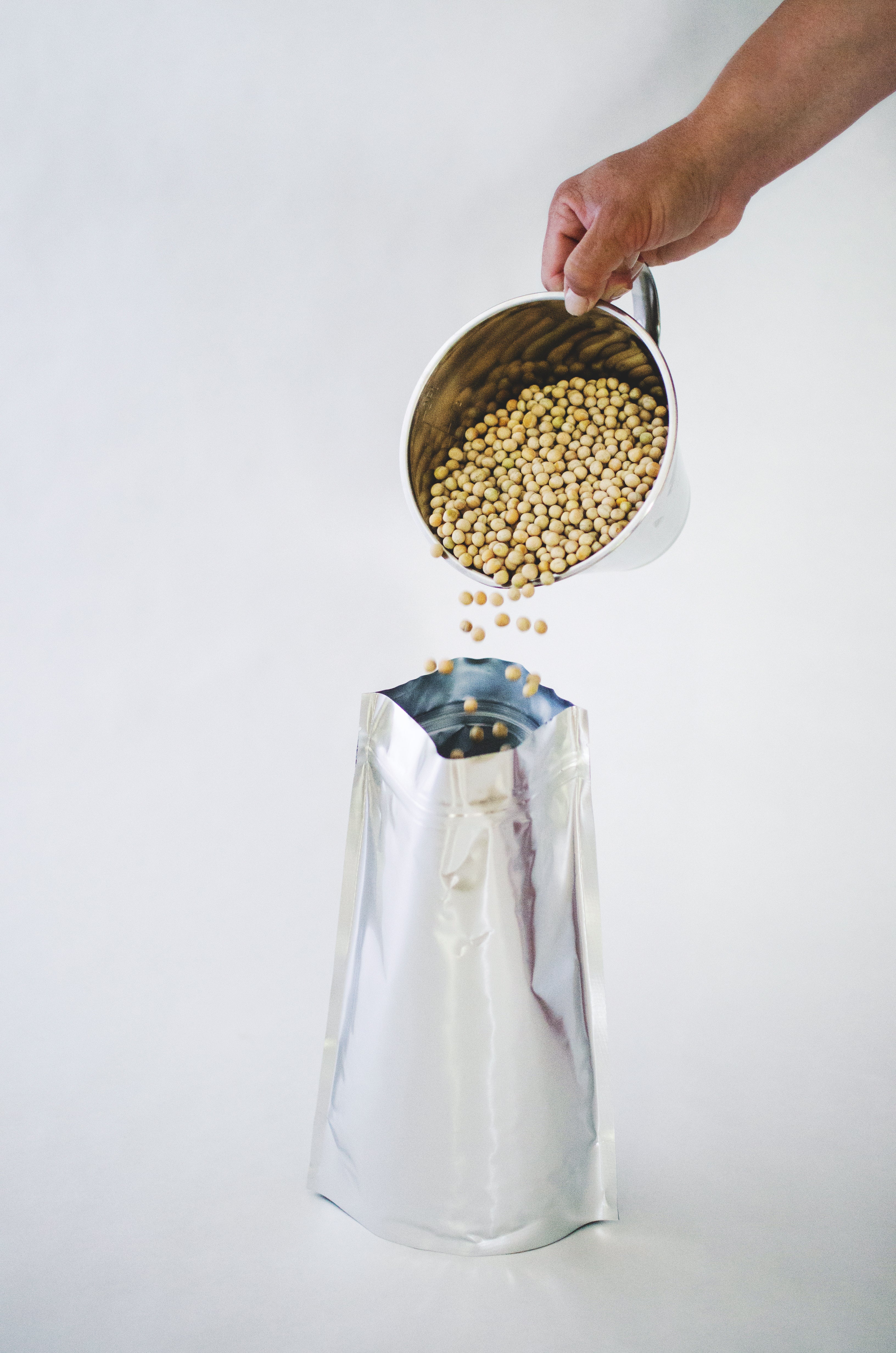 Startpaketet 33 påsar & 50 syreabsorbenter + bok, visande olika mylarpåsar i olika storlekar för långtidslagring.