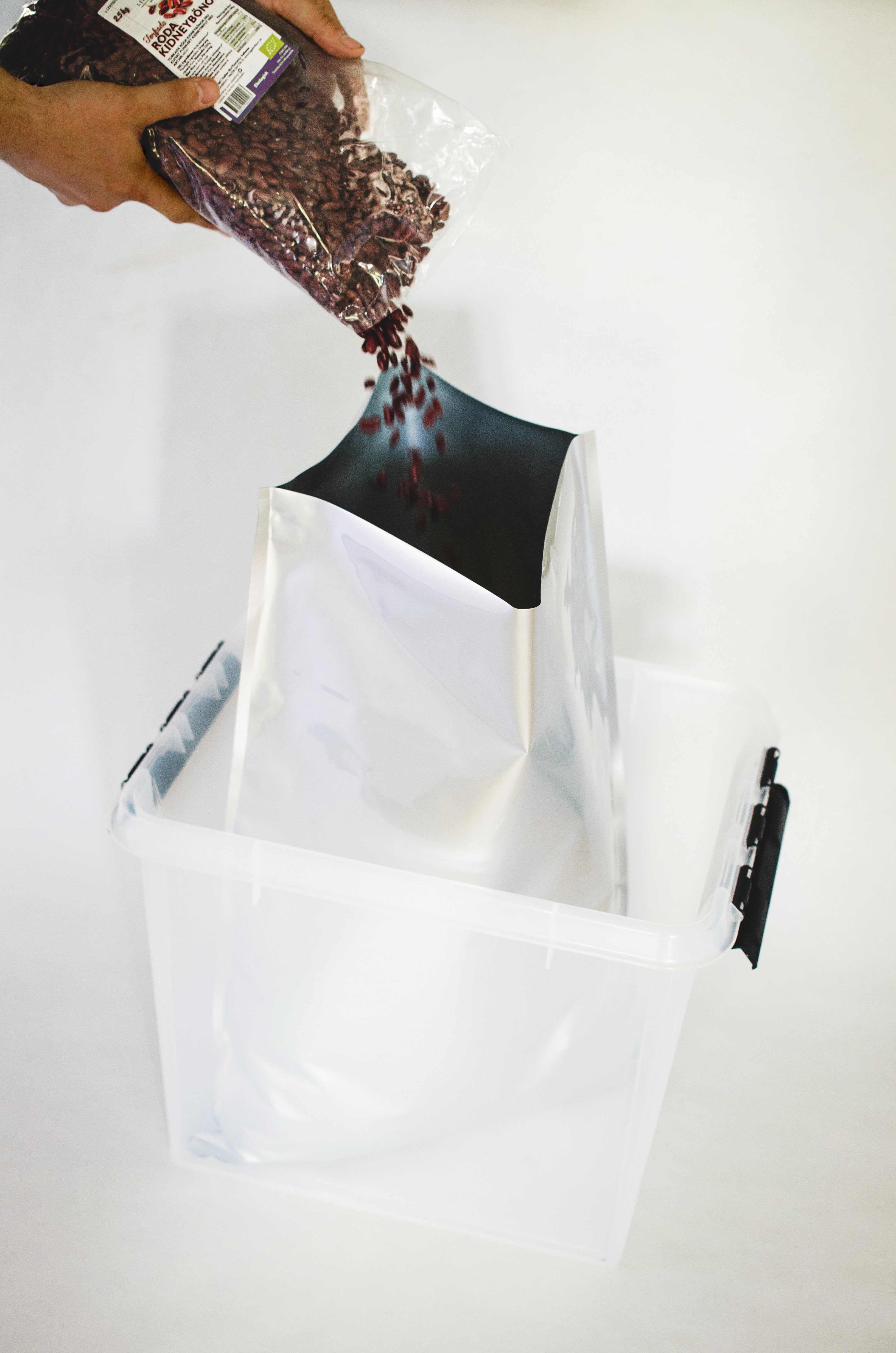 Mylarpåse 9 liter (30x49 cm) ståpåse med ziplock, som används för att hälla bönor i en behållare.