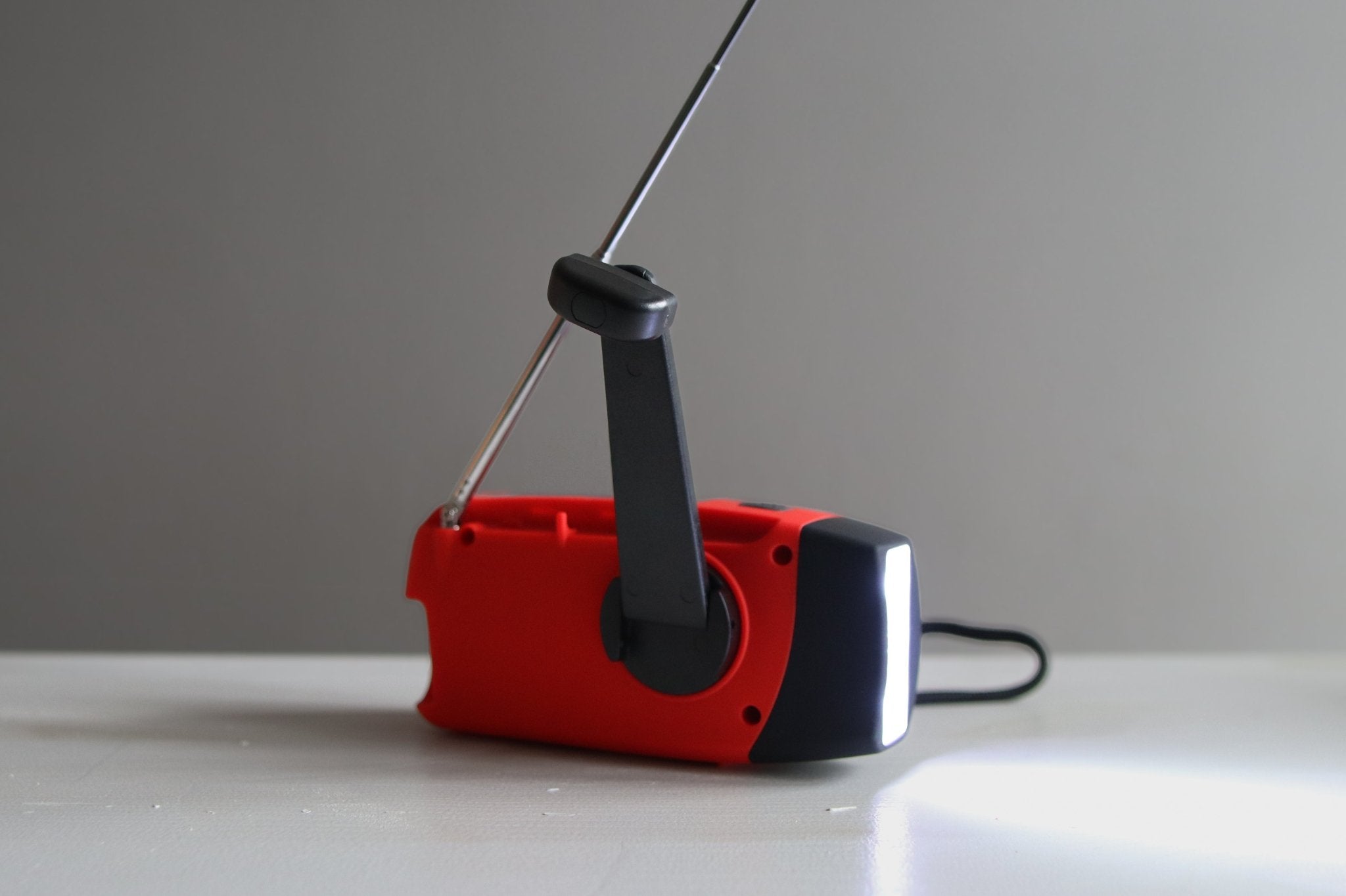 Nödradio med Solceller & Powerbank 2000 mAh - Vevradiod - Uppdaterad version - Mylar.se