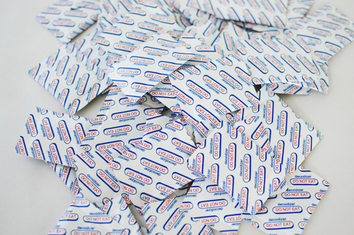 Syreabsorbenter, som ingår för att förlänga hållbarheten på maten i krispaketet.